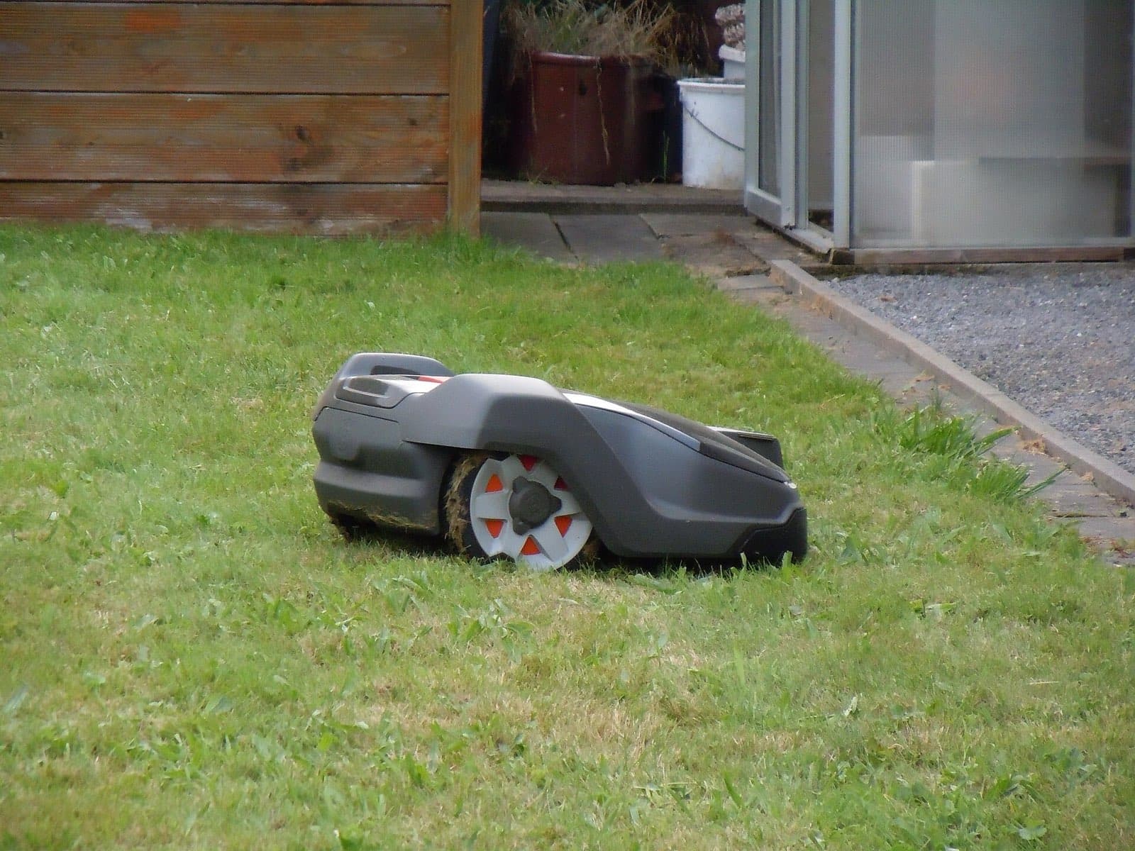 Mähroboter im Einsatz in einem Hausgarten